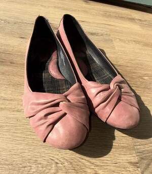 Born Lilly Leather Twist-Toe Ballet Flats in Mauve Pink